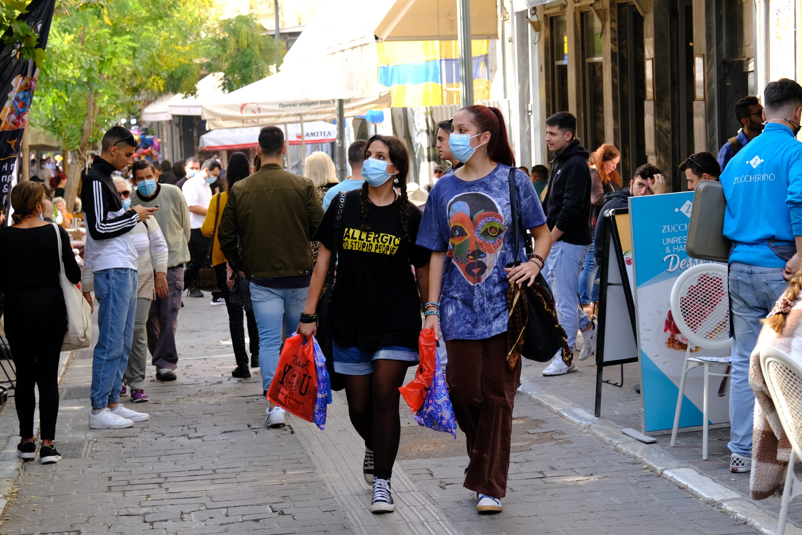 Κορωνοϊός: Για ραγδαία αύξηση κρουσμάτων προειδοποιούν οι ειδικοί – Ζητούν επαναφορά της μάσκας