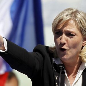 Η κατάρρευση του Μακρονισμού φέρνει τη Λεπέν σε δύσκολη θέση