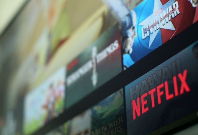 Netflix: Με ζημιά 400 εκατ. ο Μπιλ Άκμαν πούλησε όλες τις μετοχές του – Τι σημαίνει για την εταιρεία