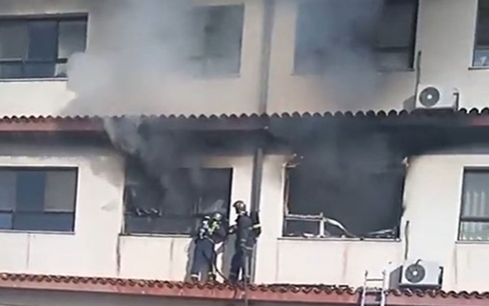 Φωτιά στο νοσοκομείο Παπανικολάου: Έντοπίστηκε ένας νεκρός