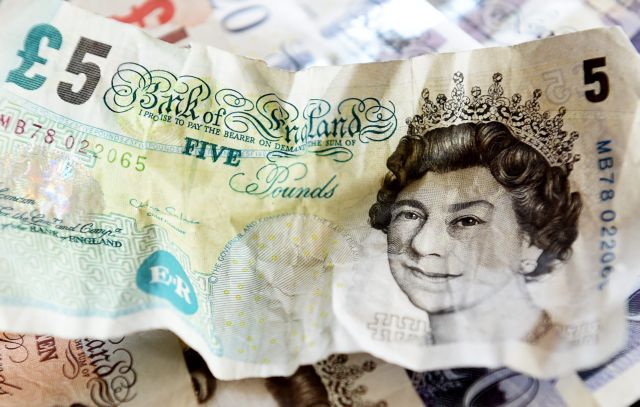 Βρετανία: Κάτω από τα 1,10 δολάρια υποχώρησε η στερλίνα