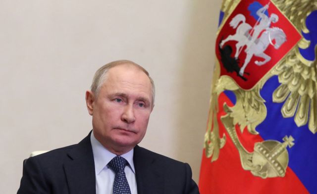 Πούτιν: Η Ρωσία αντέχει τις επιπτώσεις των κυρώσεων παρά τις δυσοίωνες προβλέψεις