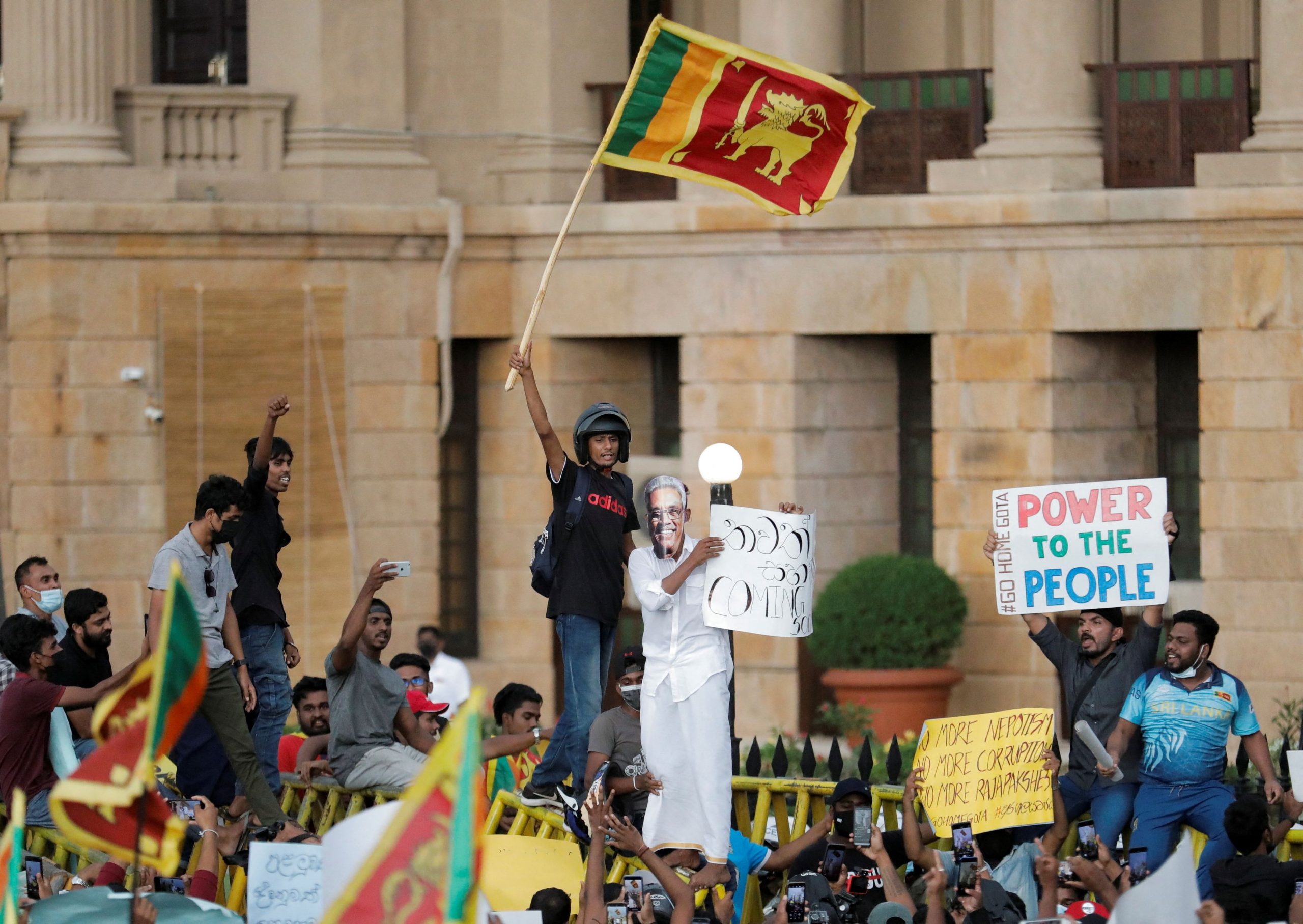Σρι Λάνκα: Ολοταχώς στην «αγκαλιά» του ΔΝΤ με δανειακό πρόγραμμα