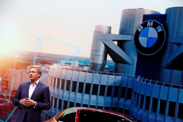 CEO BMW: Διαφωνεί με την αποκλειστική στροφή στα ηλεκτρικά οχήματα