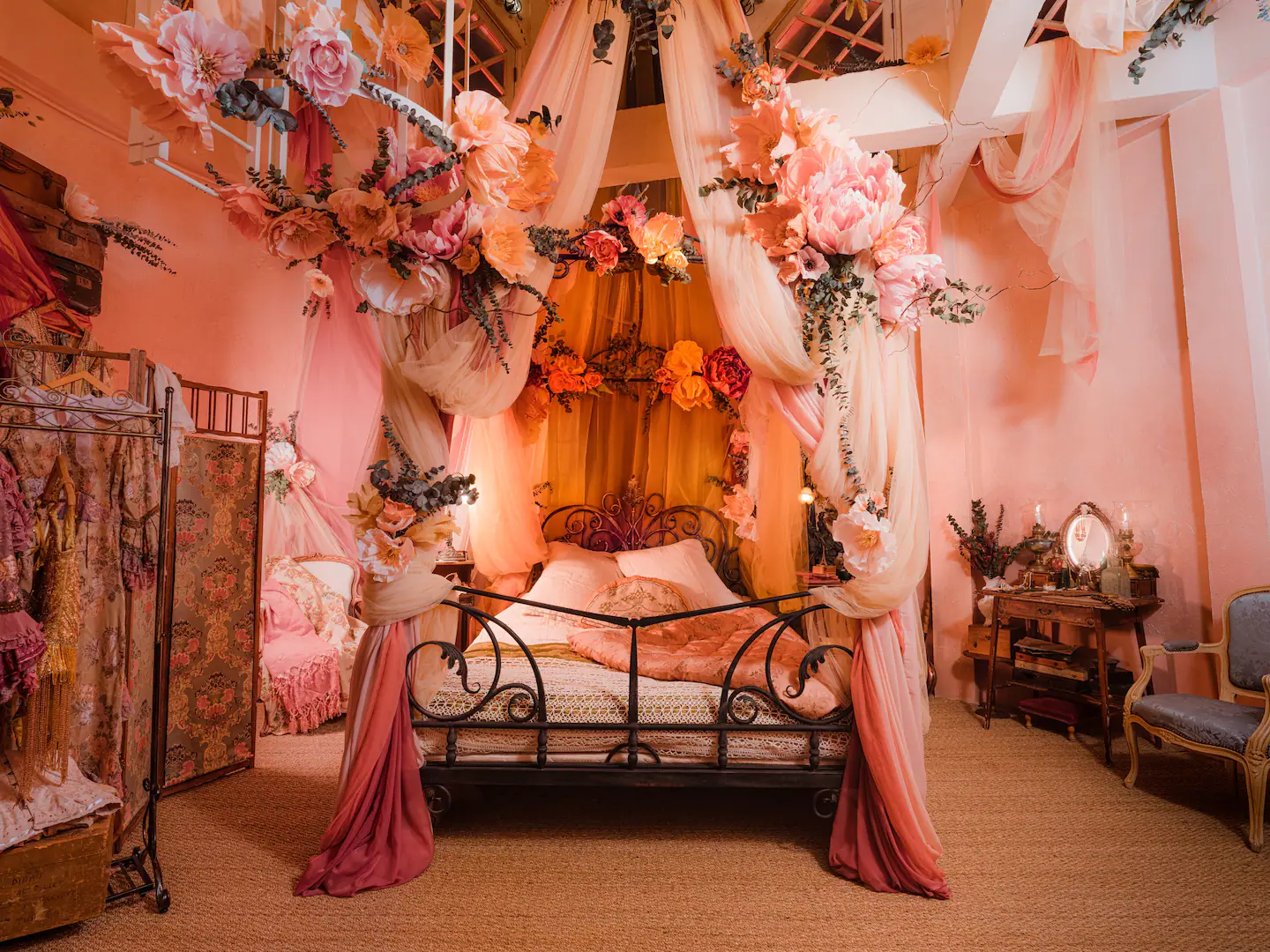 Airbnb: Στο μυστικό δωμάτιο του Moulin Rouge
