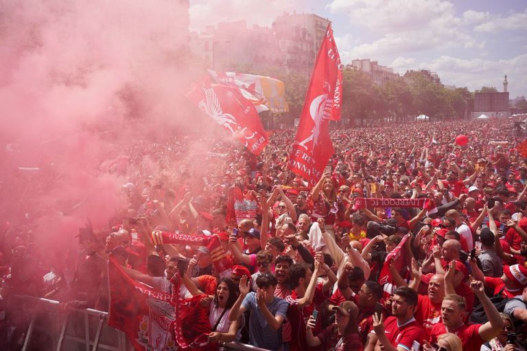 Τελικός Champions League: Κόλλησε στην κίνηση το πούλμαν της Λίβερπουλ