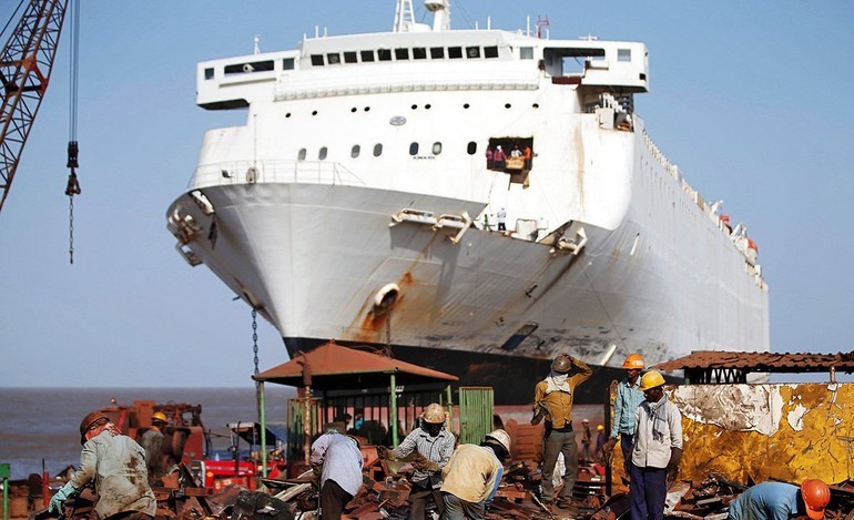 Ινδία: Τα διαλυτήρια του Αλάνγκ «παλεύουν» να προσελκύσουν ευρωπαϊκά πλοία