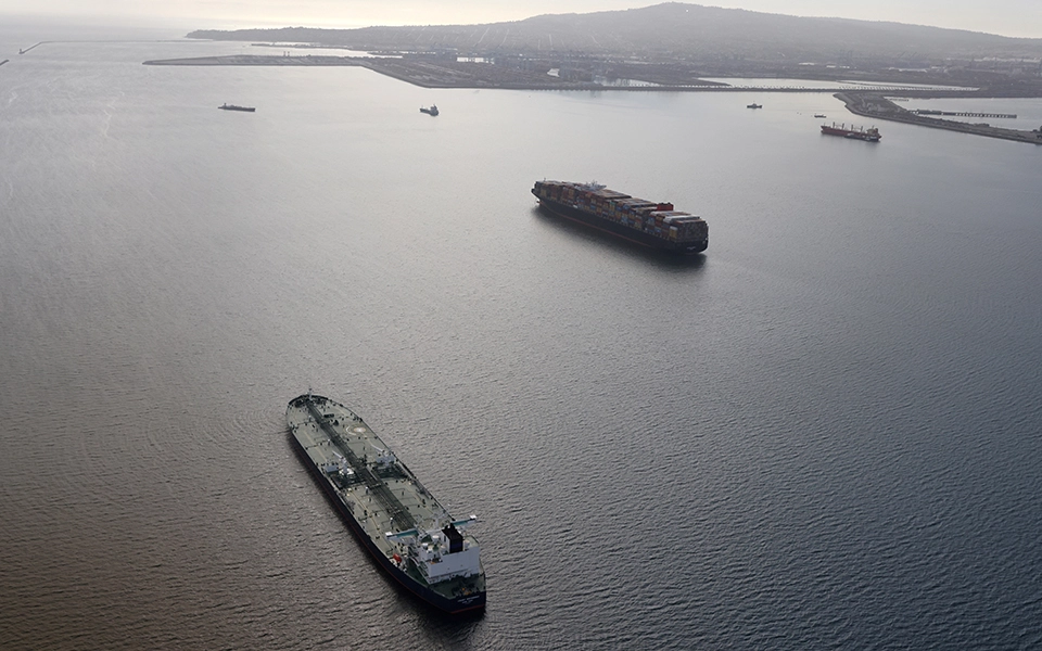Βρετανία: H Greenpeace εμπόδισε ελληνικό τάνκερ με ρωσικό φορτίο να μπει στο λιμάνι