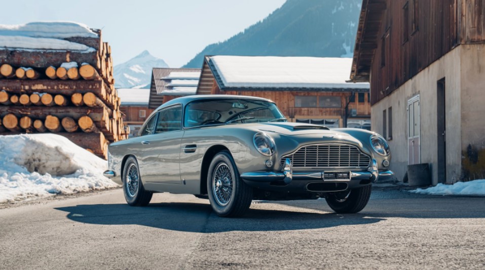 Τζέιμς Μποντ: Σε δημοπρασία η Aston Martin DB5 που βρισκόταν στα χέρια του Σον Κόνερι