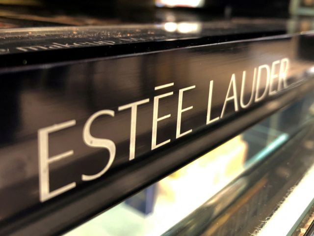 Estee Lauder: Σημαντική επιδείνωση στις προοπτικές της χρονιάς – Κίνα και πόλεμος οδηγούν και πάλι σε ύφεση τις εταιρείες καλλυντικών