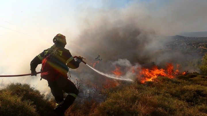 Πυρκαγιά στη Μαγούλα: Έκλεισε ο δρόμος προς Δερβενοχώρια