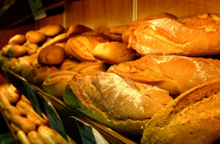 Ανατιμήσεις: Στις μυλόπετρες της ακρίβειας οι καταναλωτές – Το ράλι στα σιτηρά «καίει» το ψωμί