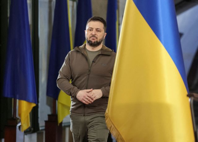 Ζελένσκι: 90.000 στερλίνες «έπιασε» σε δημοπρασία η χακί ζακέτα του Ουκρανού προέδρου