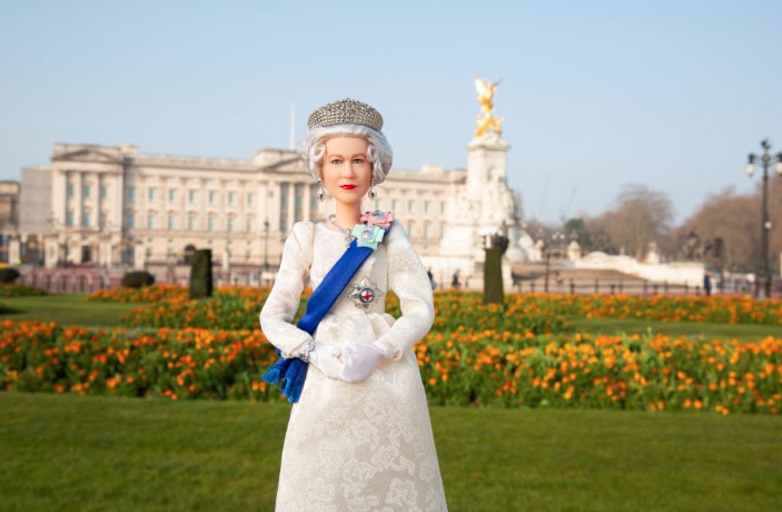 Barbie: «Πόλεμος» στο eBay για τις συλλεκτικές κούκλες της Βασίλισσας Ελισάβετ – Στις 1.000 λίρες η τιμή μεταπώλησης
