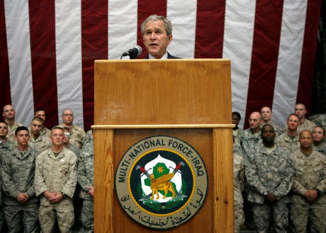 Μπους: Μπέρδεψε την Ουκρανία με το Ιράκ, έκανε λόγο για «βάναυση» και «αδικαιολόγητη» εισβολή