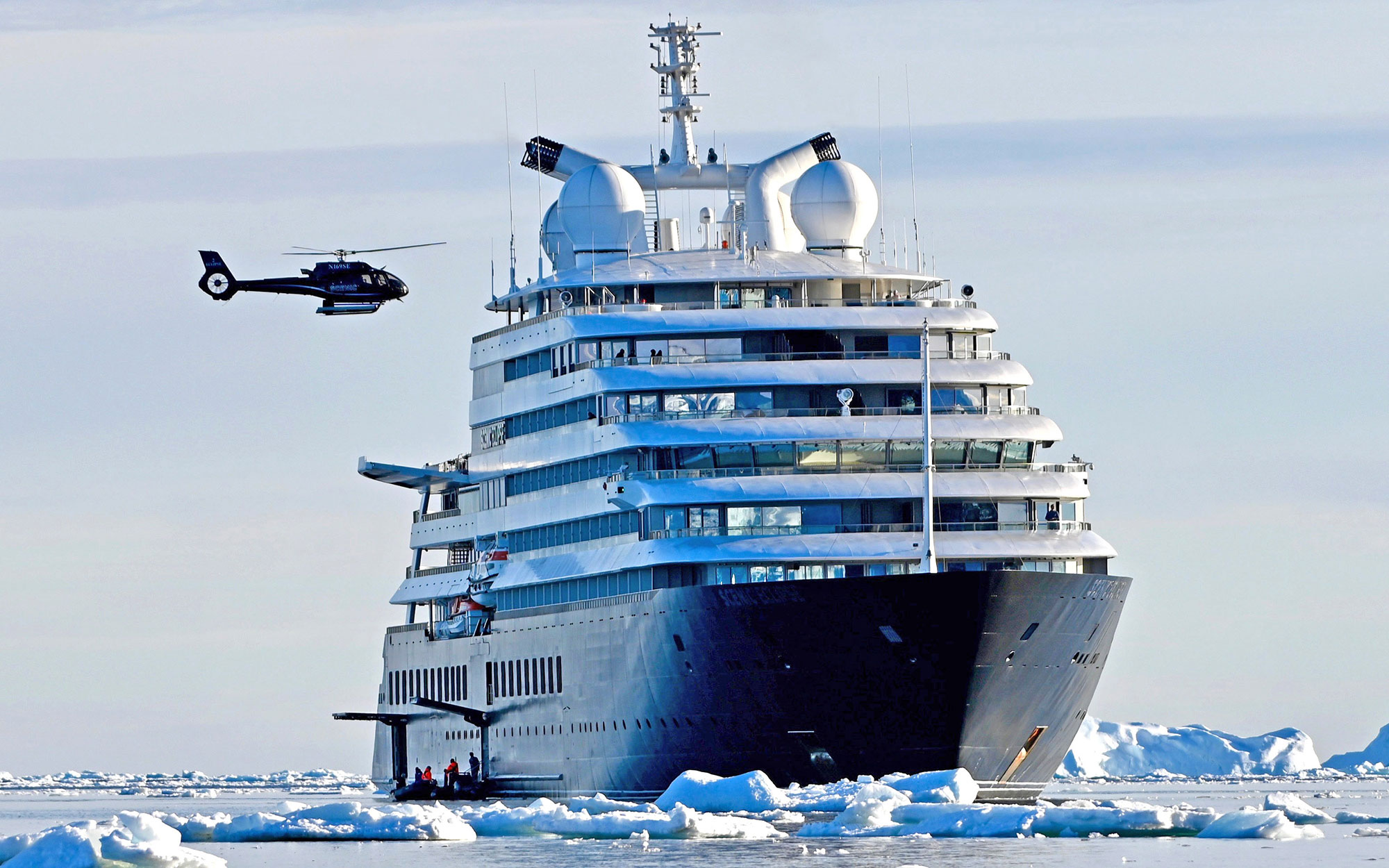 Scenic Eclipse The sixstar mega yacht in the port of Piraeus ΤΟ ΒΗΜΑ