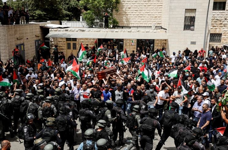 Ισραήλ: Επέμβαση της αστυνομίας στη νεκρική πομπή της δημοσιογράφου Σιρίν Αμπού Άκλεχ