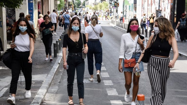 Κορωνοϊός: Αύριο οι τελικές αποφάσεις για τη χρήση μάσκας σε εσωτερικούς χώρους