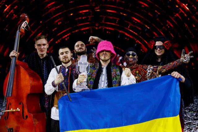 Eurovision: 900.000 δολάρια για τον Ουκρανικό στρατό συγκέντρωσαν οι Kalush Orchestra πουλώντας το βραβείο τους
