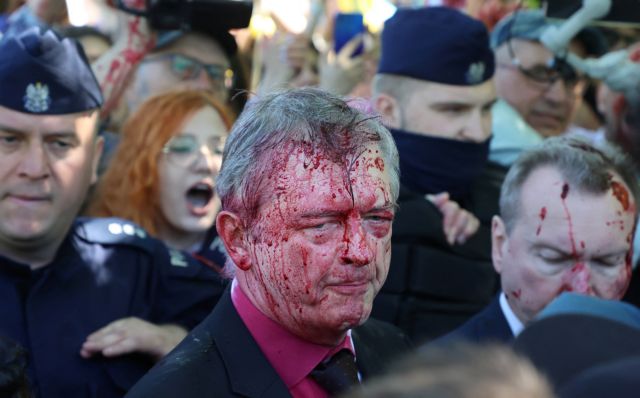 Πολωνία: Διαδηλωτές πέταξαν κόκκινη μπογιά στον Ρώσο πρέσβη