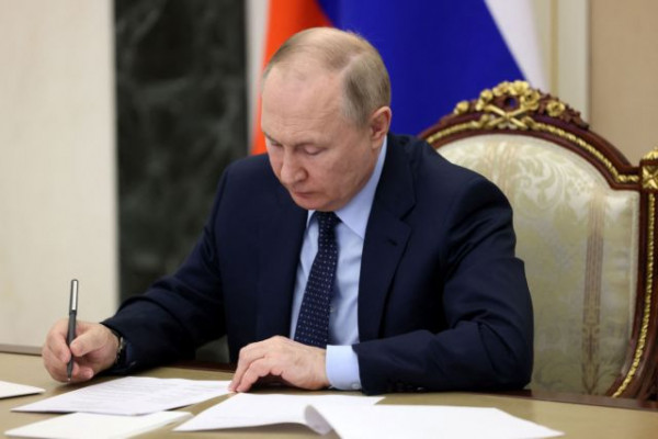Ρωσία: Ο Πούτιν υπέγραψε διάταγμα για την πληρωμή ευρωομολόγων σε ρούβλια