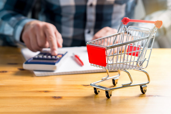 Έρευνα EY: Oικονομική αβεβαιότητα και αυξημένες τιμές αποθαρρύνουν τους καταναλωτές