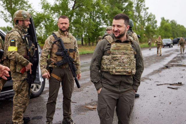Ζελένσκι: Πρώτη φορά εκτός Κιέβου – Επισκέφθηκε τους στρατιώτες στο Χάρκοβο