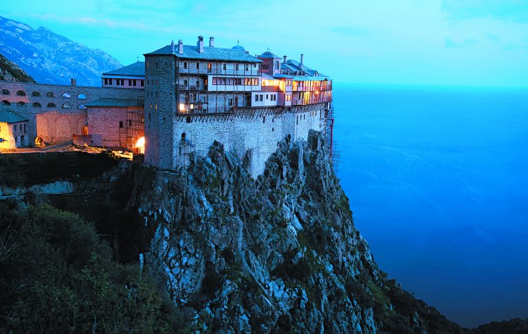 Το σενάριο της ισχνής αυτοδυναμίας, πάει δεν πάει ο Άδωνις στο Άγιο Όρος και το παρασκήνιο για το διαγωνισμό της Αττικής Οδού