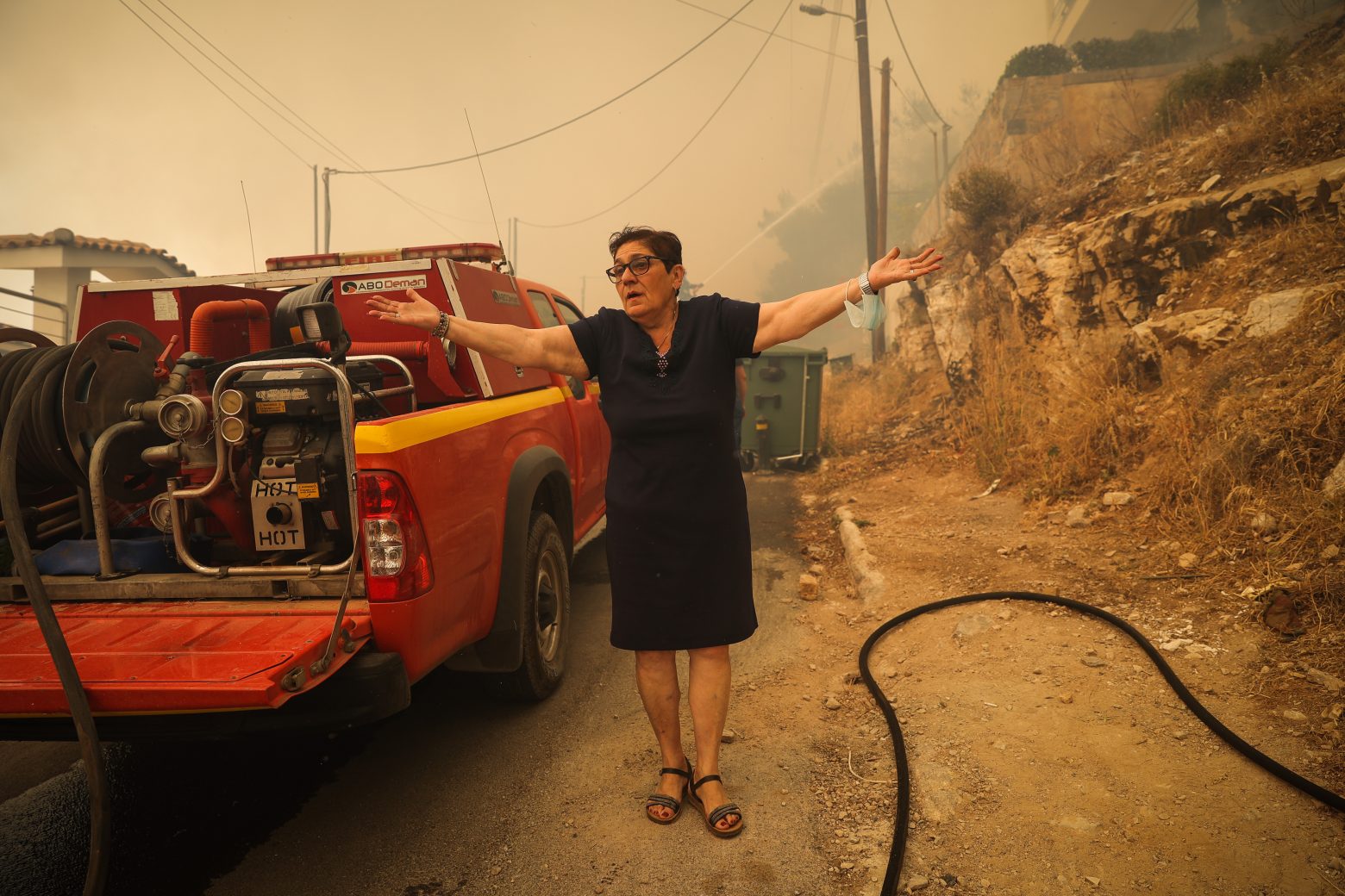 Ανω Γλυφάδα – Βούλα: Δραματικές ώρες για τους κατοίκους – Καίγονται σπίτια, μήνυμα από το 112