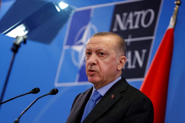 Ερντογάν: Στο ΝΑΤΟ με απειλές και αναζητώντας «συμμάχους» σε συμβόλαια εξοπλιστικών