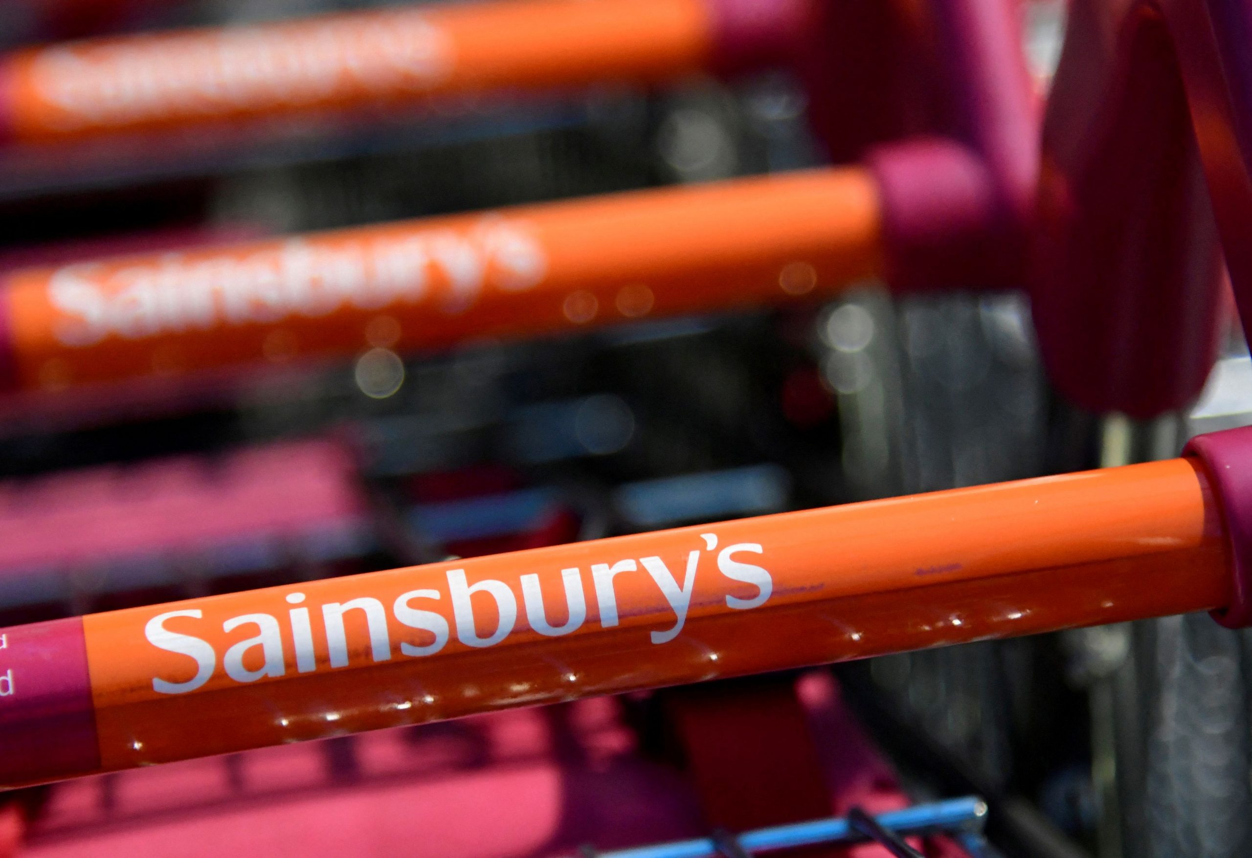 Sainsbury’s: Έγινε η πιο «σορταρισμένη» μετοχή στη Βρετανία