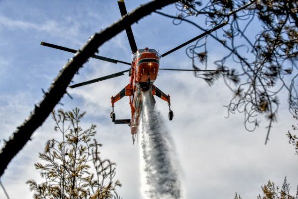 Φωτιά στον Άγιο Στέφανο: Συνδράμουν εναέρια μέσα