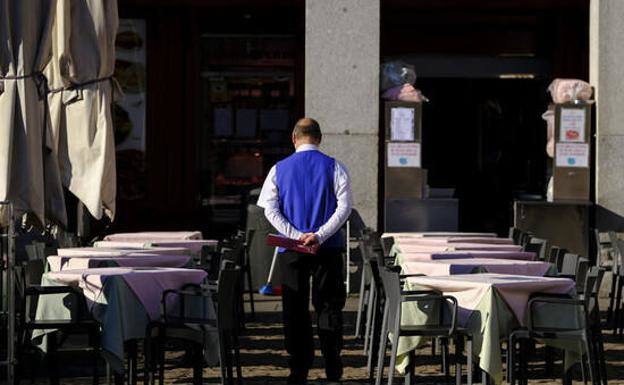 Ισπανία: «Σαφάρι» για σερβιτόρους – Χιλιάδες θέσεις εργασίας κενές