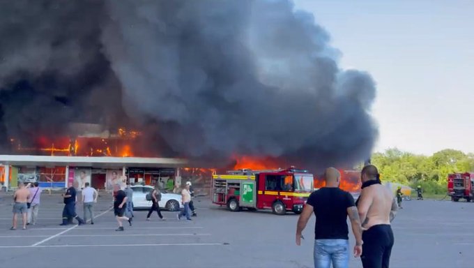 Πόλεμος στην Ουκρανία: Ρωσικοί πύραυλοι χτύπησαν γεμάτο με κόσμο εμπορικό κέντρο στο Κρεμεντσούκ – Φόβοι για νεκρούς