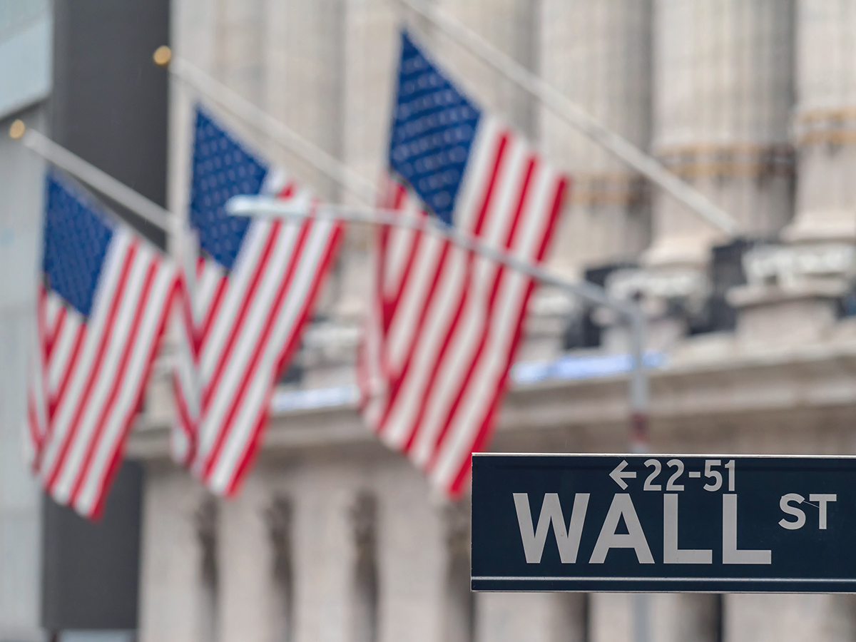 Wall Street: Επιλεκτικές πιέσεις