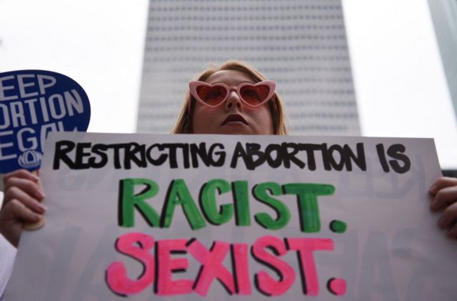 JP Morgan: Στηρίζει το δικαίωμα των γυναικών στην άμβλωση