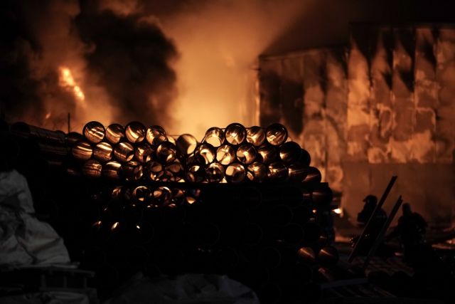 Ασπρόπυργος: Σε ύφεση η πυρκαγιά στο εργοστάσιο πλαστικών