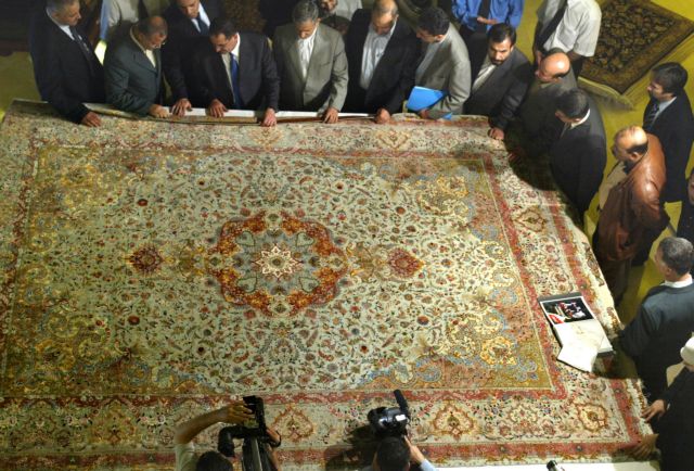 Ιράν: Χειροποίητο χαλί 105 τετραγωνικών μέτρων πωλήθηκε στο Κατάρ