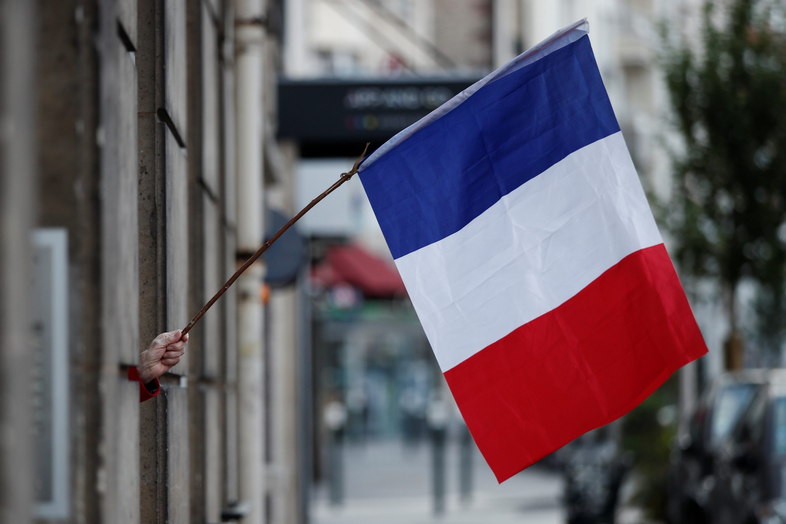 Γαλλία: «Καμπανάκι» Μοσκοβισί για κίνδυνο δημοσιονομικού εκτροχιασμού