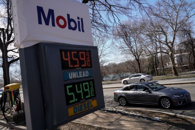 ΗΠΑ: Από ρεκόρ σε ρεκόρ πηγαίνει η τιμή της βενζίνης και στις ΗΠΑ – Εκνευρισμός σε κοινό και Λευκό Οίκο