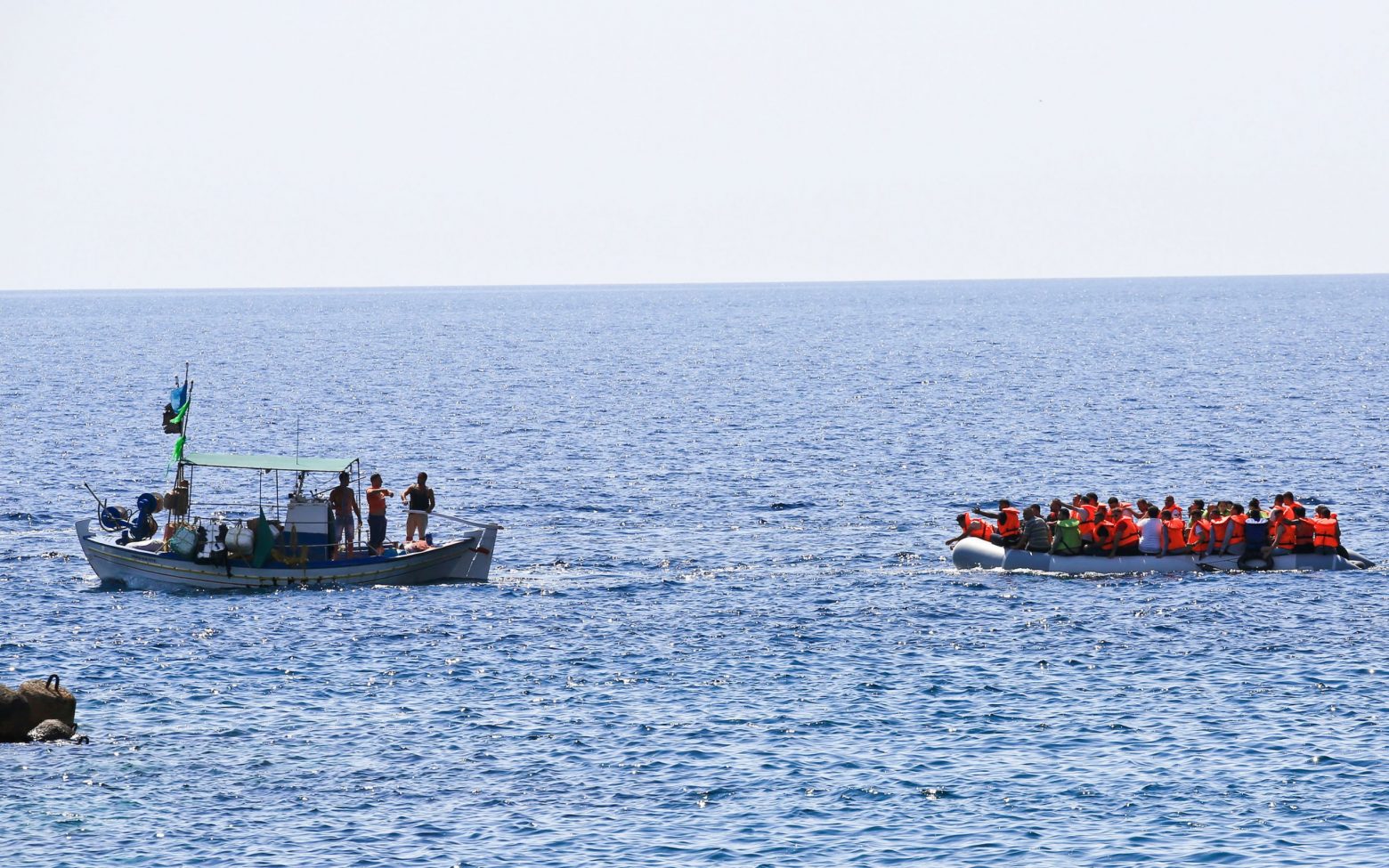 Migrant boat reaches mainland east of Athens