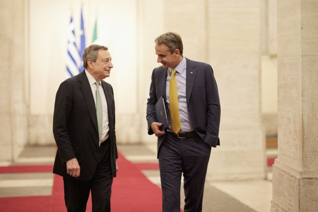 Mitsotakis reiterates Athens’ support for Ukraine’s EU prospects during meeting with Draghi in Rome