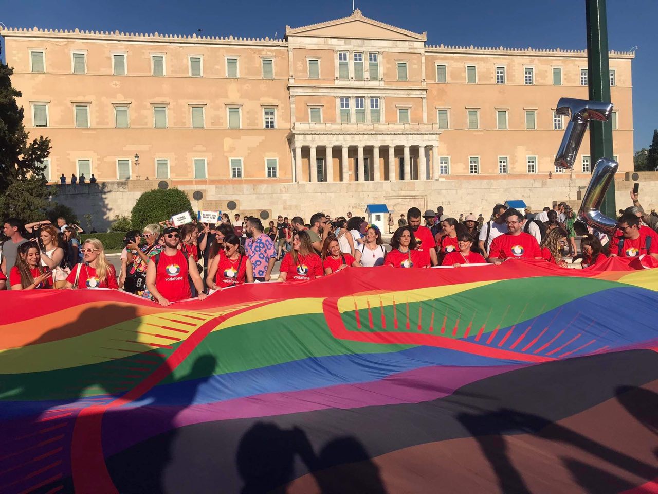 Athens Pride: Σε εξέλιξη η πορεία υπερηφάνειας – Μαζική συμμετοχή
