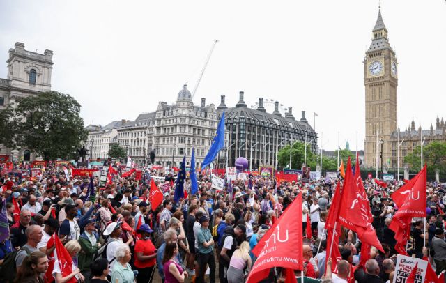Βρετανία: Μεγάλη διαδήλωση στο Λονδίνο για την εκτίναξη του κόστους ζωής στα ύψη