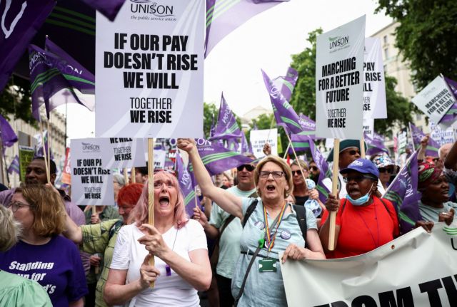 Βρετανία: Με τρεις 24ωρες απεργίες ξεκινούν οι κινητοποιήσεις στα τρένα που αναμένεται να συνεχιστούν όλο το καλοκαίρι