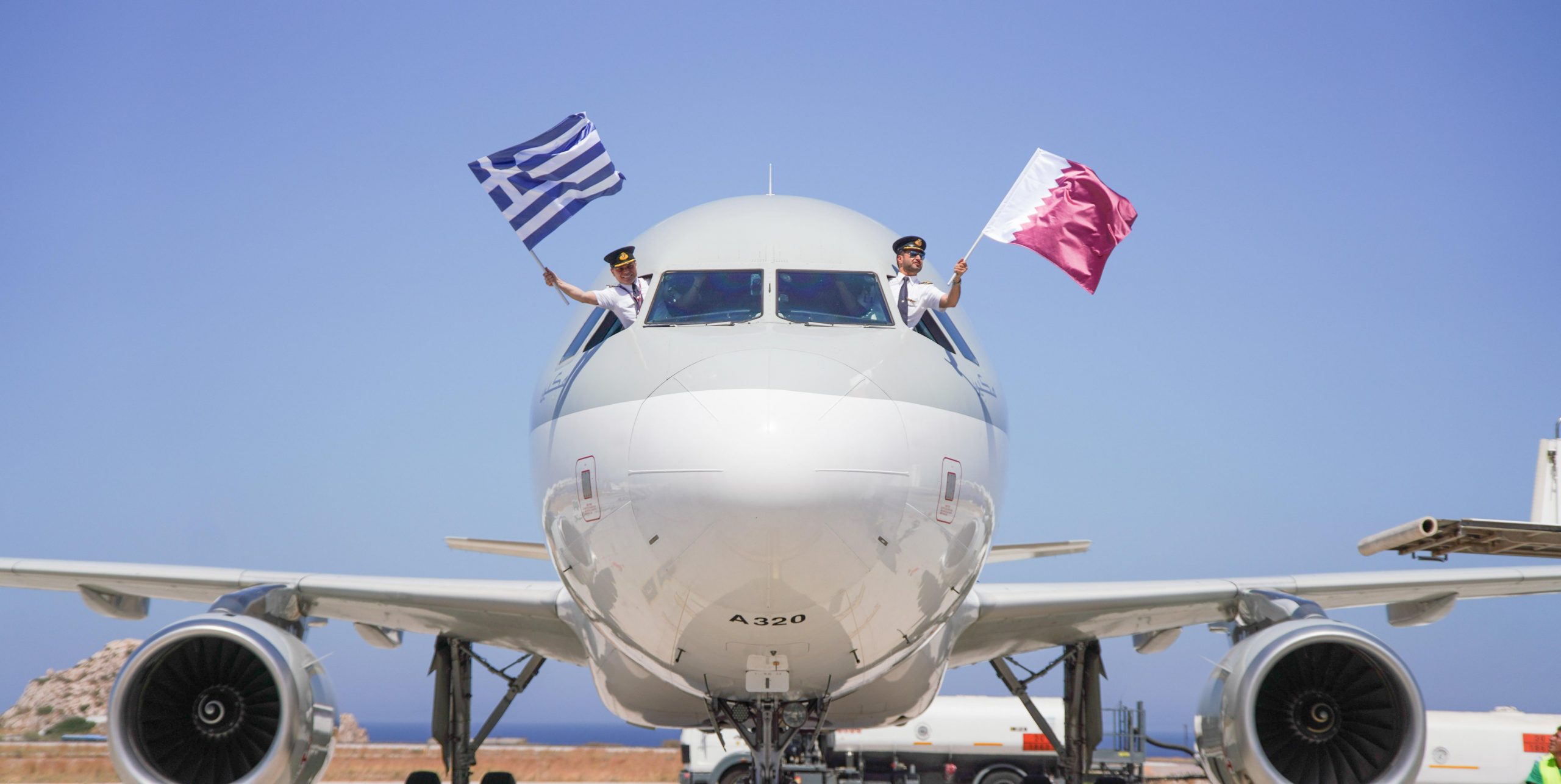 Qatar Airways: Ξεκίνησε πτήσεις στη Σαντορίνη και με ελληνικό… μενού [Photos]