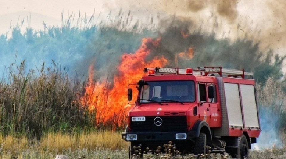 Συναγερμός για φωτιά στη Φωκίδα, επιχειρούν εναέρια μέσα