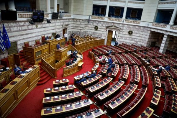Βουλή: Εγκρίθηκε κατά πλειοψηφία το νομοσχέδιο για Ναυπηγεία Σκαραμαγκά και Καζίνο στο Ελληνικό