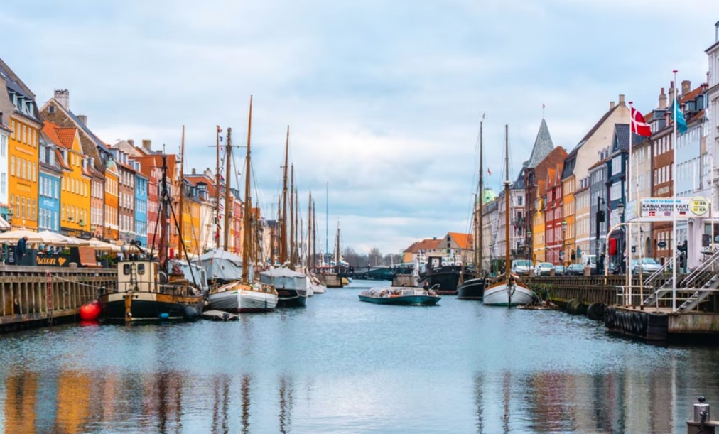 Δανία: H Κοπεγχάγη, τα υπερυψωμένα παγκάκια και το καμπανάκι για την άνοδο της στάθμης των θαλασσών