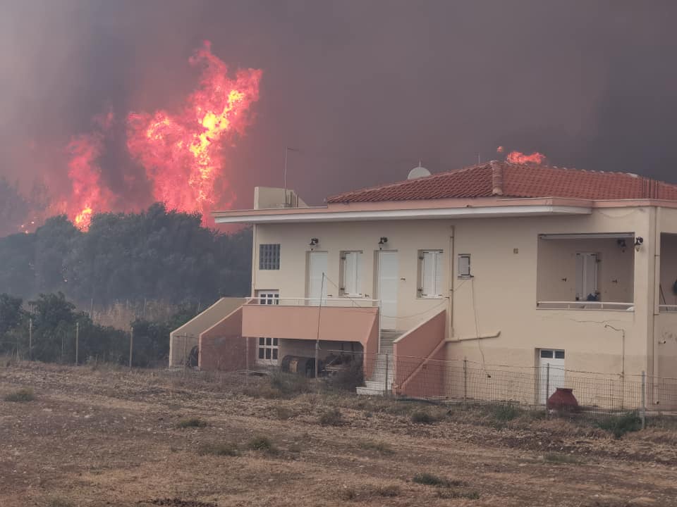 Λέσβος: Καίγονται σπίτια και επιχειρήσεις στα Βατερά